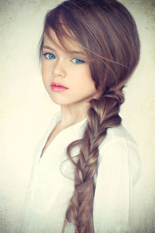 Голубоглазая девочка с косой