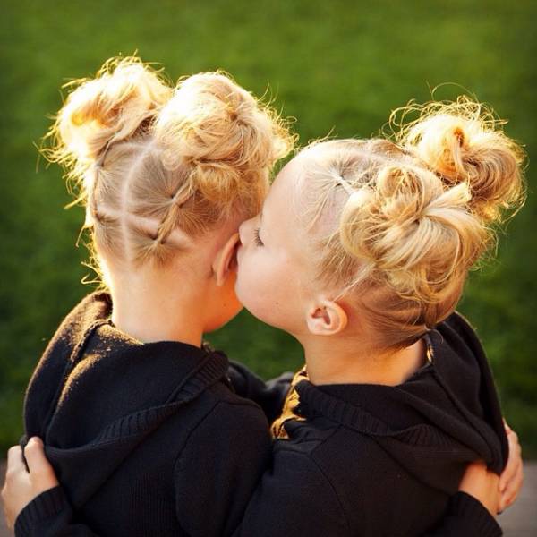 Причёски двух близняшек