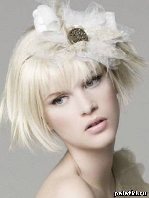 Блондинка с каре и цветком в волосах