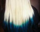Синие концы волос блондинки