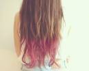 Розовые кончики русых длинных волос девушки