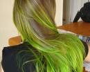 Зеленые пряди русых волос