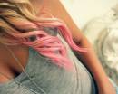 Розовые кончики волос блондинки