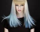 Балаяж : голубые концы длинных волос блондинки