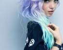 Девушка с голубыми волосами и фиолетовыми концами