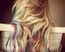Синие и розовые прядки на длинных волосах