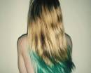 Зеленые кончики волос блондинки