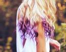 Фиолетовые концы волос блондинки