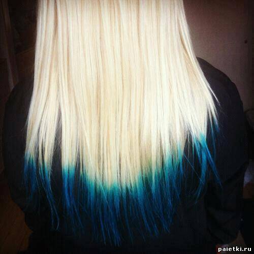Синие концы волос блондинки