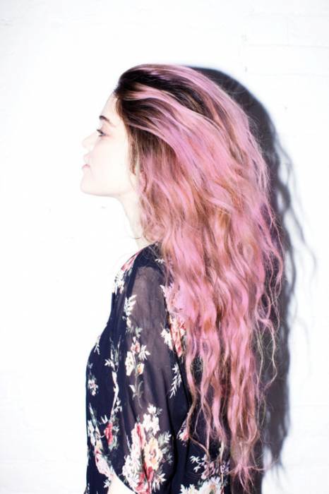 Розовые волосы у девушки