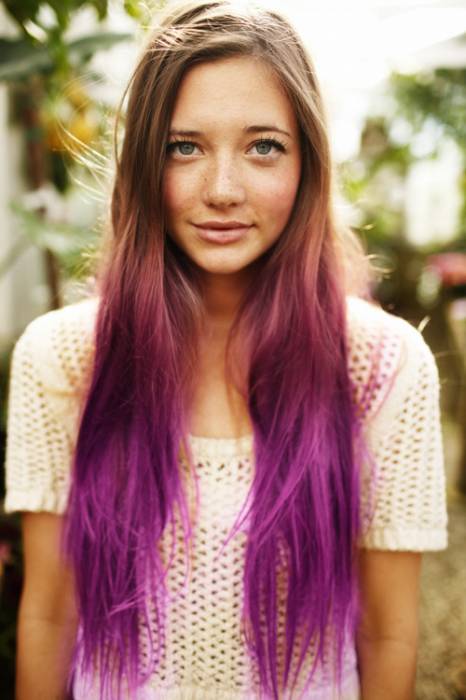 Фиолетовые кончики волос длинноволосой блондинки