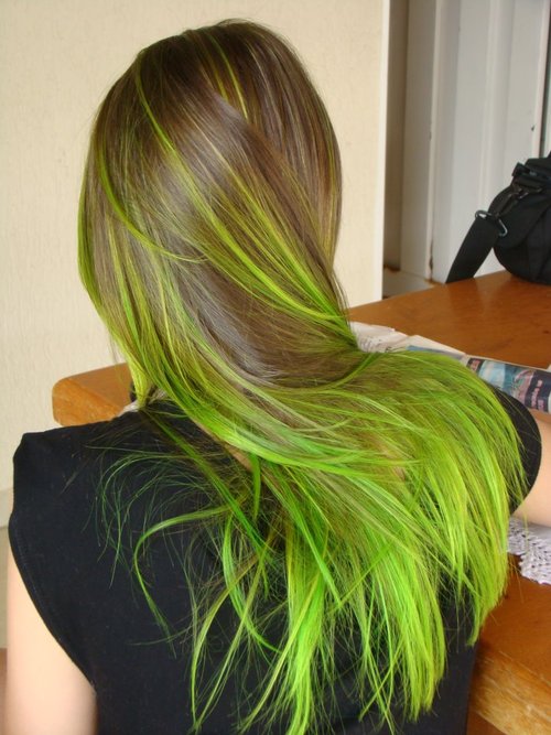 Зеленые пряди русых волос