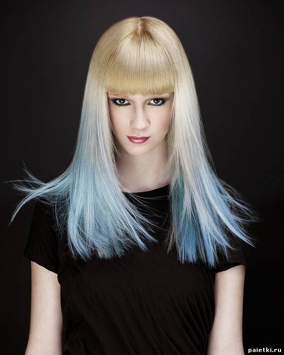 Балаяж : голубые концы длинных волос блондинки