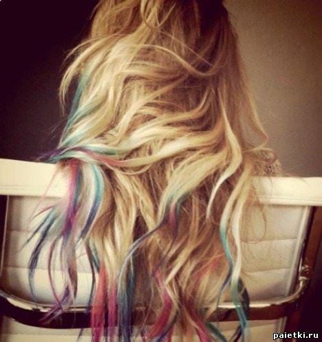 Синие и розовые прядки на длинных волосах