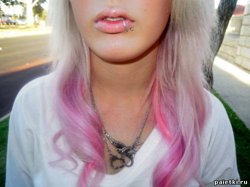 Розовые концы волос у девушки с пирсингом на губе