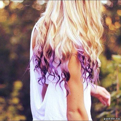 Фиолетовые концы волос блондинки