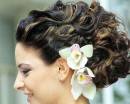 Свадебная прическа с белыми орхидеями в волосах
