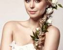 Вплетенные белые цветы в косу для прически невесты