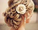 Свадебная прическа с украшением-цветком в волосах