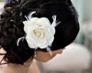 Брюнетка невеста с цветком в причёске