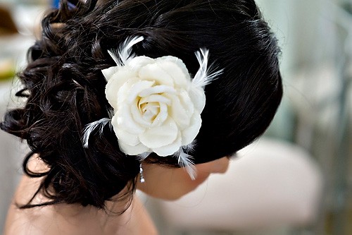 Белый цветок в прическе невесты-брюнетки