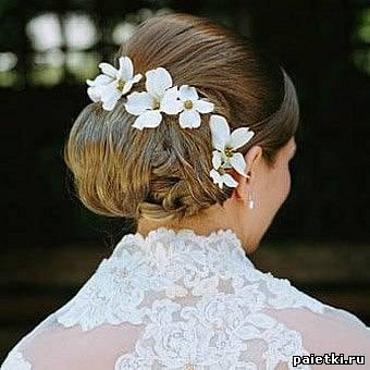 Свадебная прическа с вплетением белых живых цветов