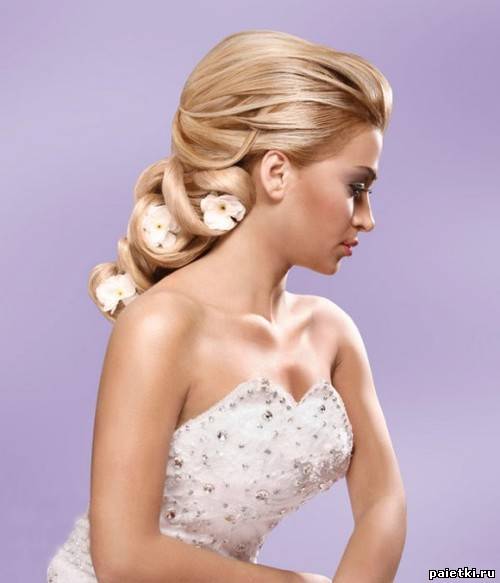Свадебная прическа блондинки с белыми цветами