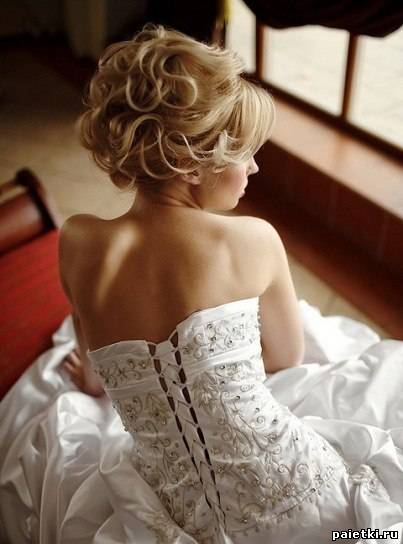 Прическа для невесты в платье с корсетом