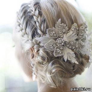 Свадебная прическа блондинки с цветами со стразами