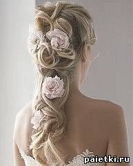 Розовые цветы в прическе невесты на длинные волосы