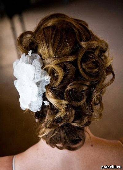 Прическа свадебная с белым искусственным цветком