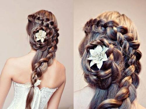Свадебная прическа с плетением с лилией в волосах