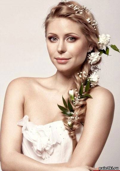 Вплетенные белые цветы в косу для прически невесты