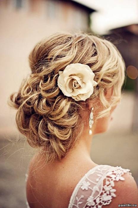 Свадебная прическа с украшением-цветком в волосах