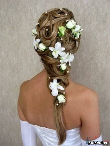 Свадебная прическа с вплетением белых цветов
