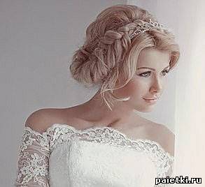 Свадебная прическа блондинки с плетением и диадемо