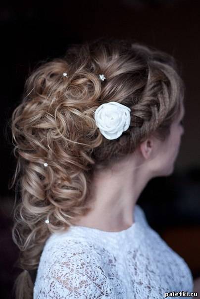 Свадебная прическа с белым цветком в волосах