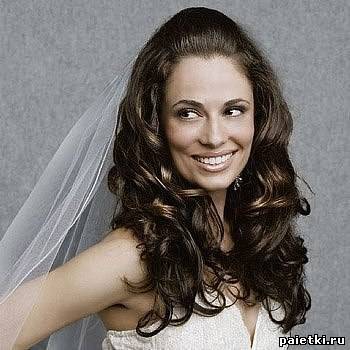Волнистые длинные волосы невесты и фата