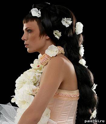 Свадебная прическа с трессами и белыми  цветами