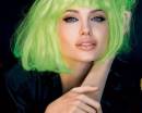 Красивая девушка с зелеными волосами