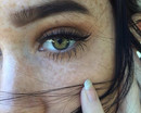 Лицо девушки с зелеными глазами