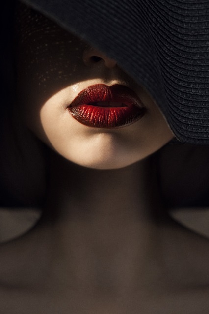 Девушка в шляпе с бордовой помадой на губах