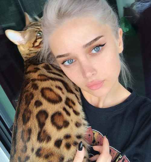 Голубоглазая девушка с бенгальской кошкой