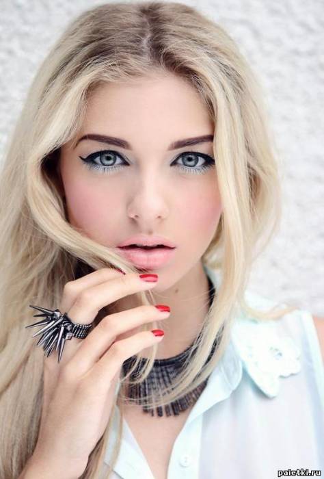 Нежный макияж со стрелками для голубоглазой блонди