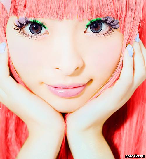 Азиатка с розовыми волосами и красивыми ресницами