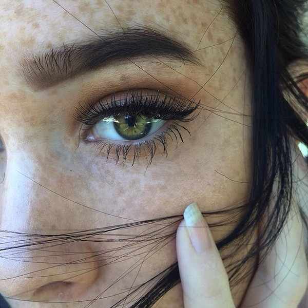 Лицо девушки с зелеными глазами