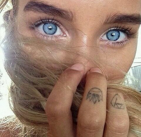 Девушка с большими голубыми глазами