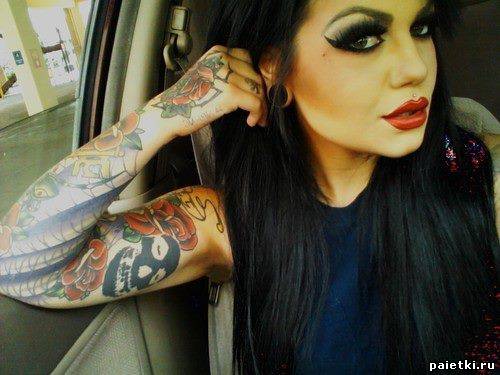 Яркий макияж девушки с татуировкой на руке