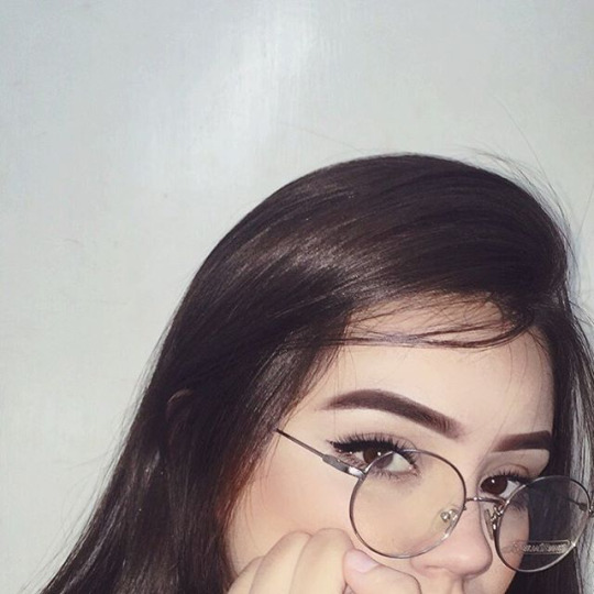 Девушка в круглых очках
