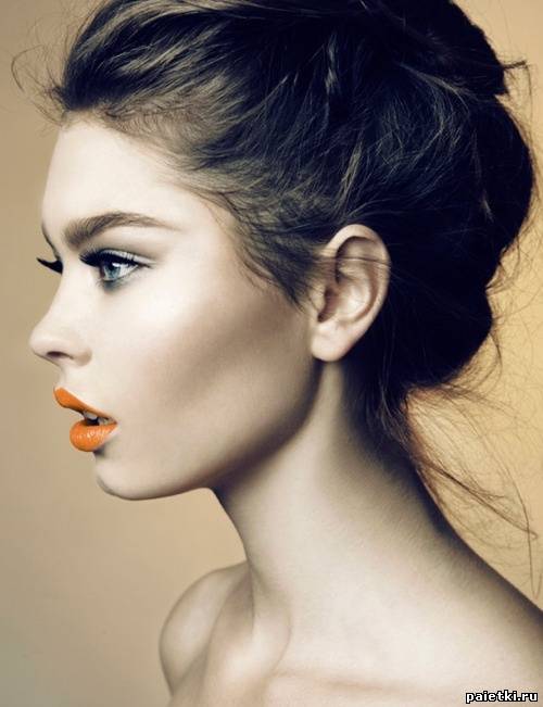 Милая девушка с яркой оранжевой помадой на губах